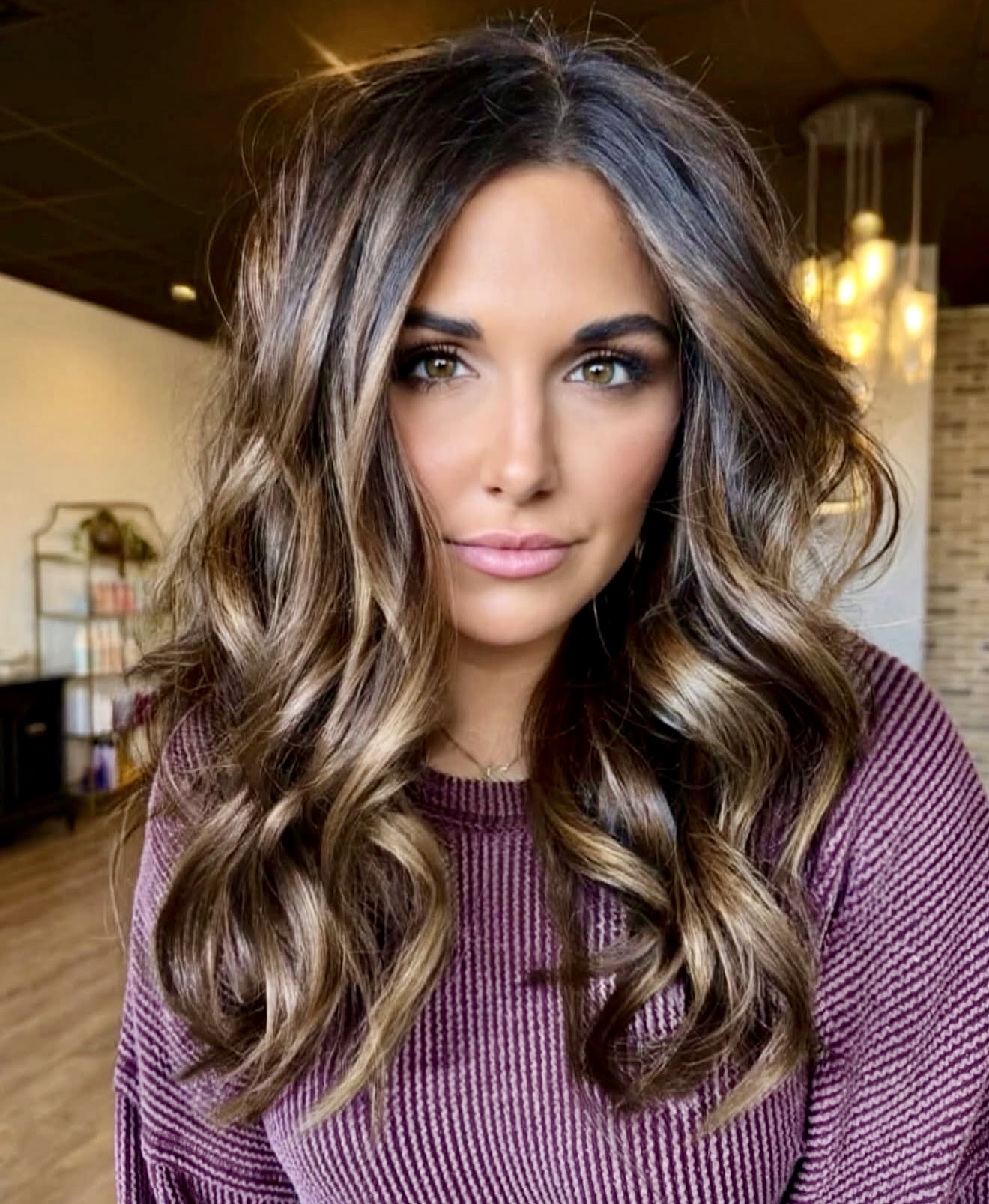 Dimensional Bronde Waves With Subtle Face Framing