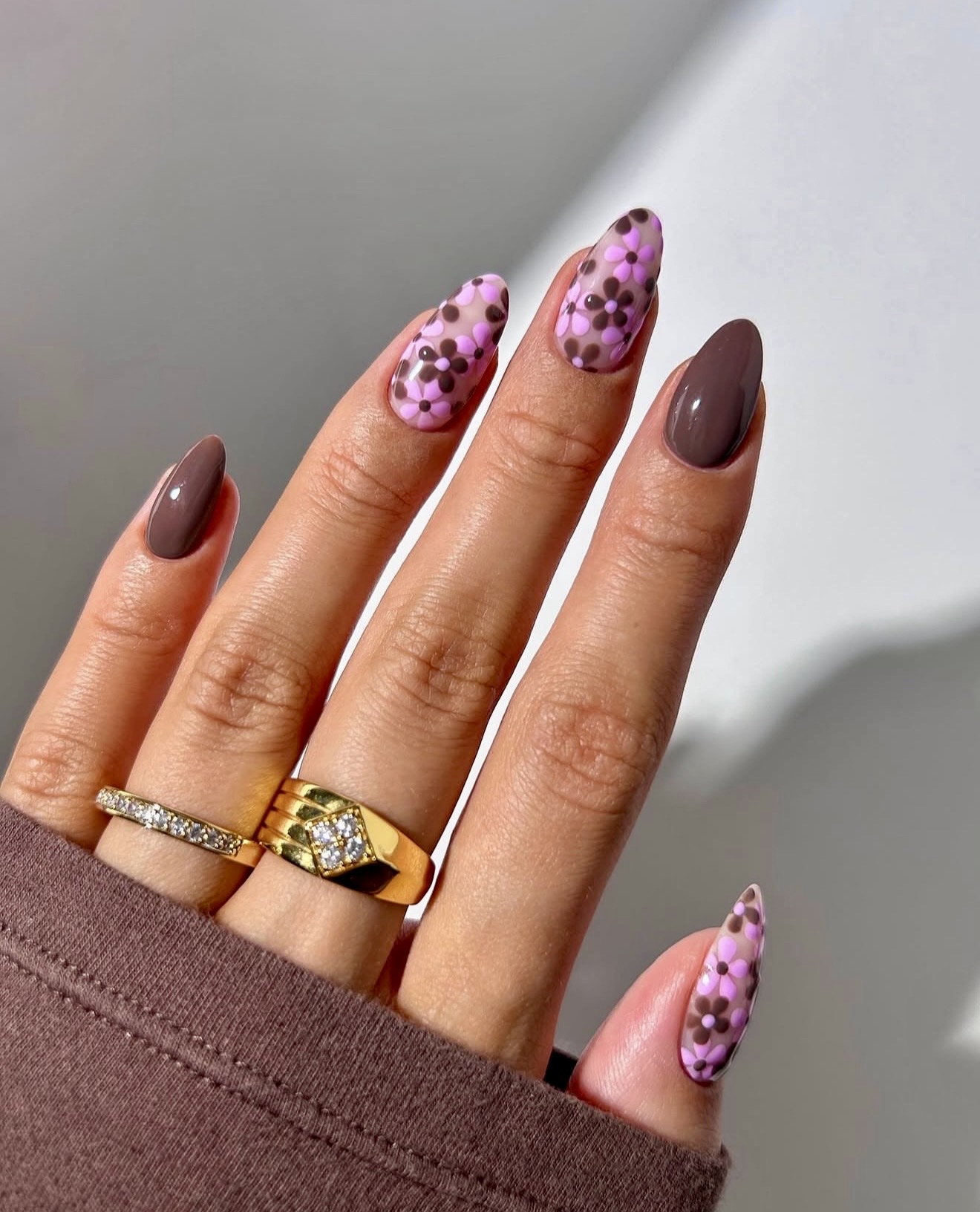 Brown Aura Daisy Almond Nails