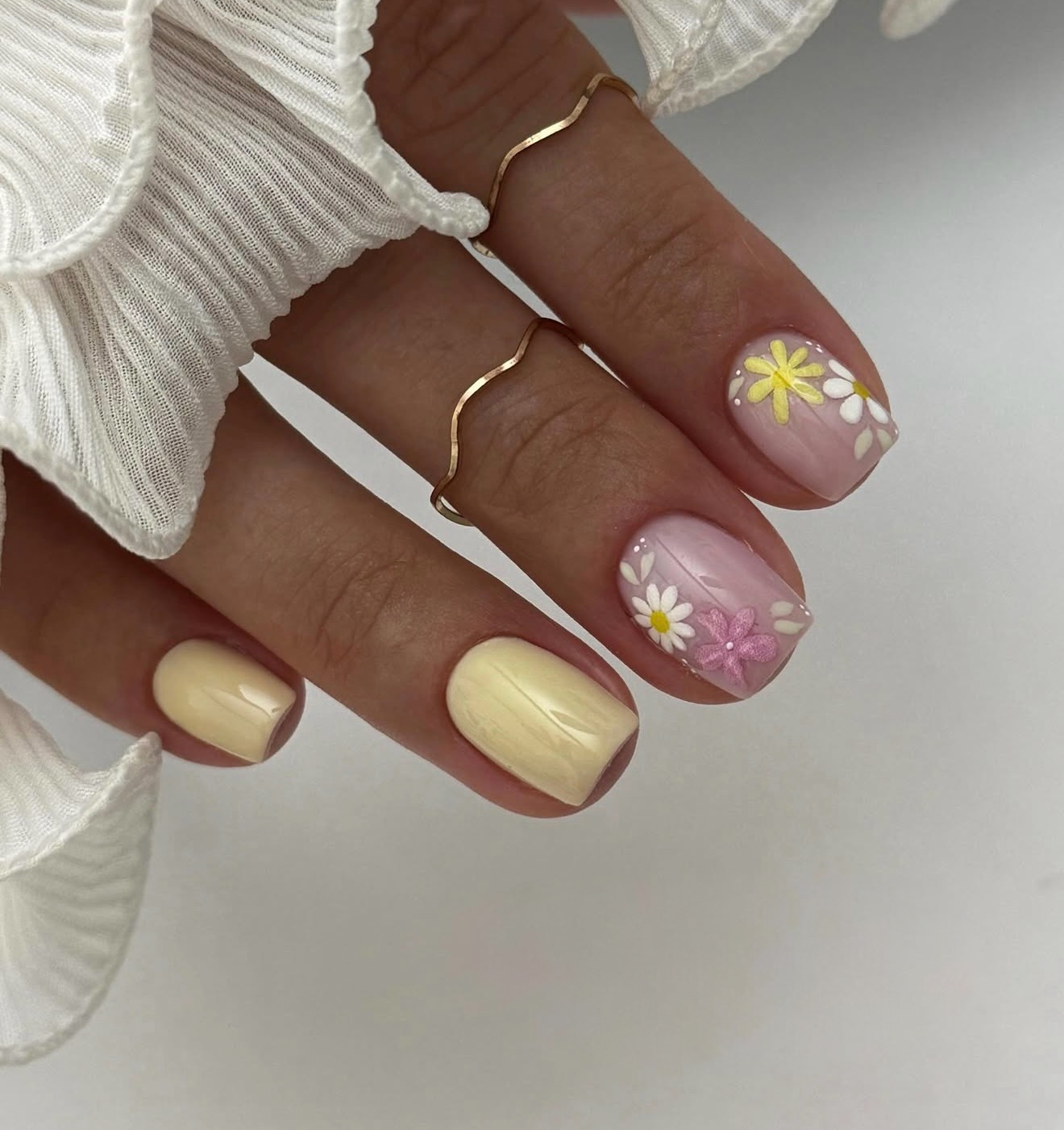 Butter Yellow & Daisy Accent Nails