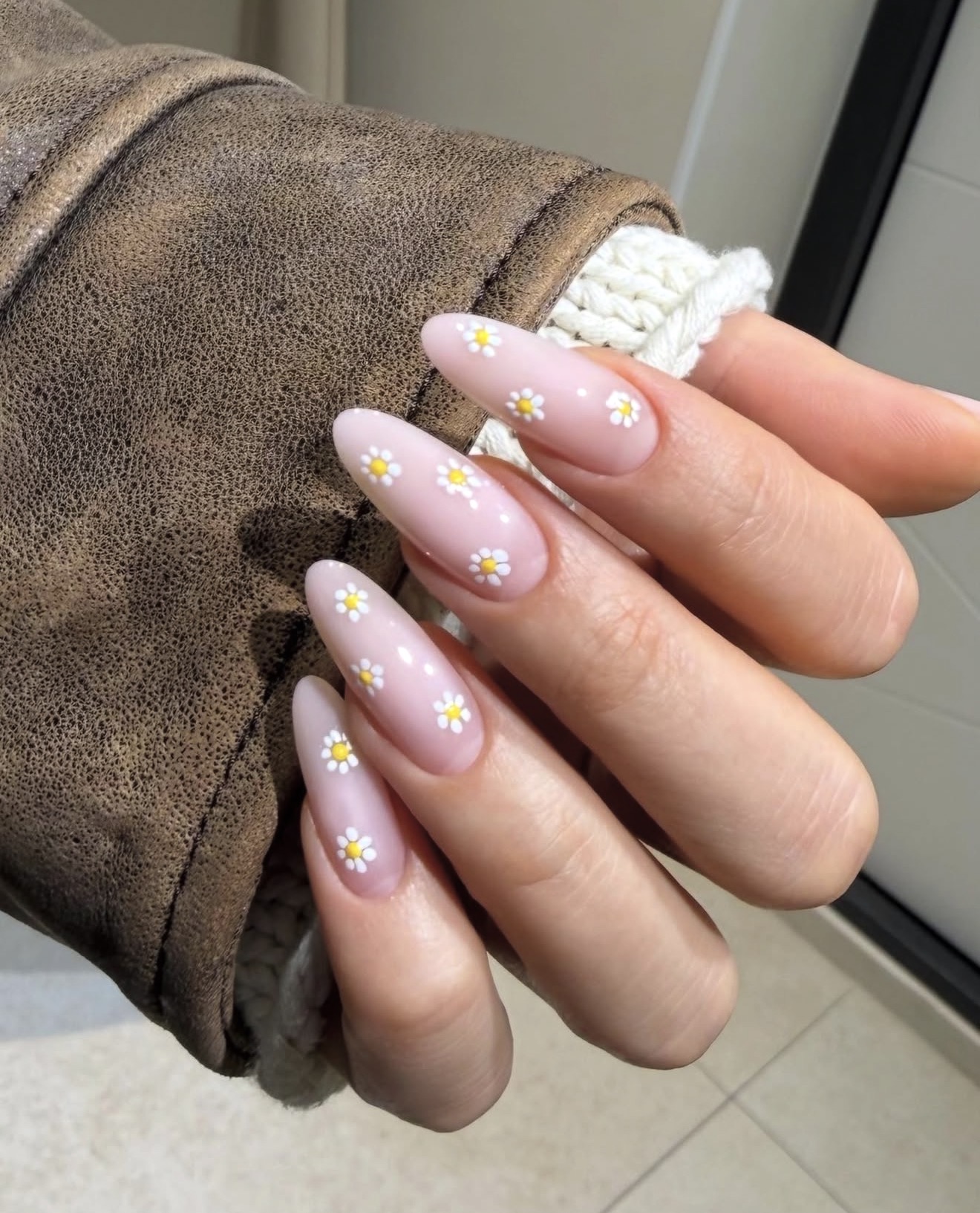 Chic Daisy Flower Accent Almond Nails