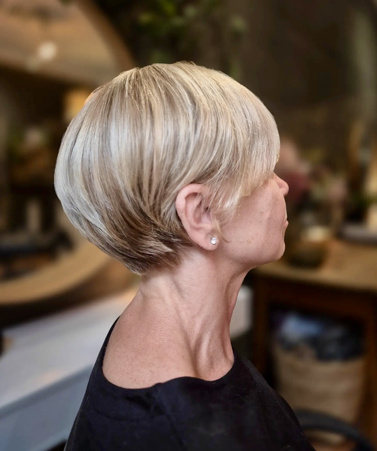 Chic Layered Blonde Bob With Subtle Dimension