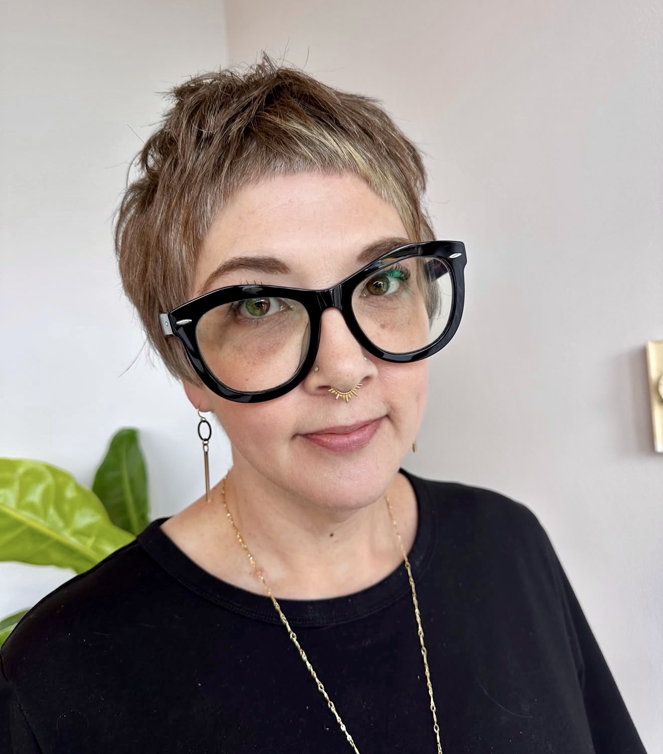 Edgy Textured Pixie With Blonde Money Piece