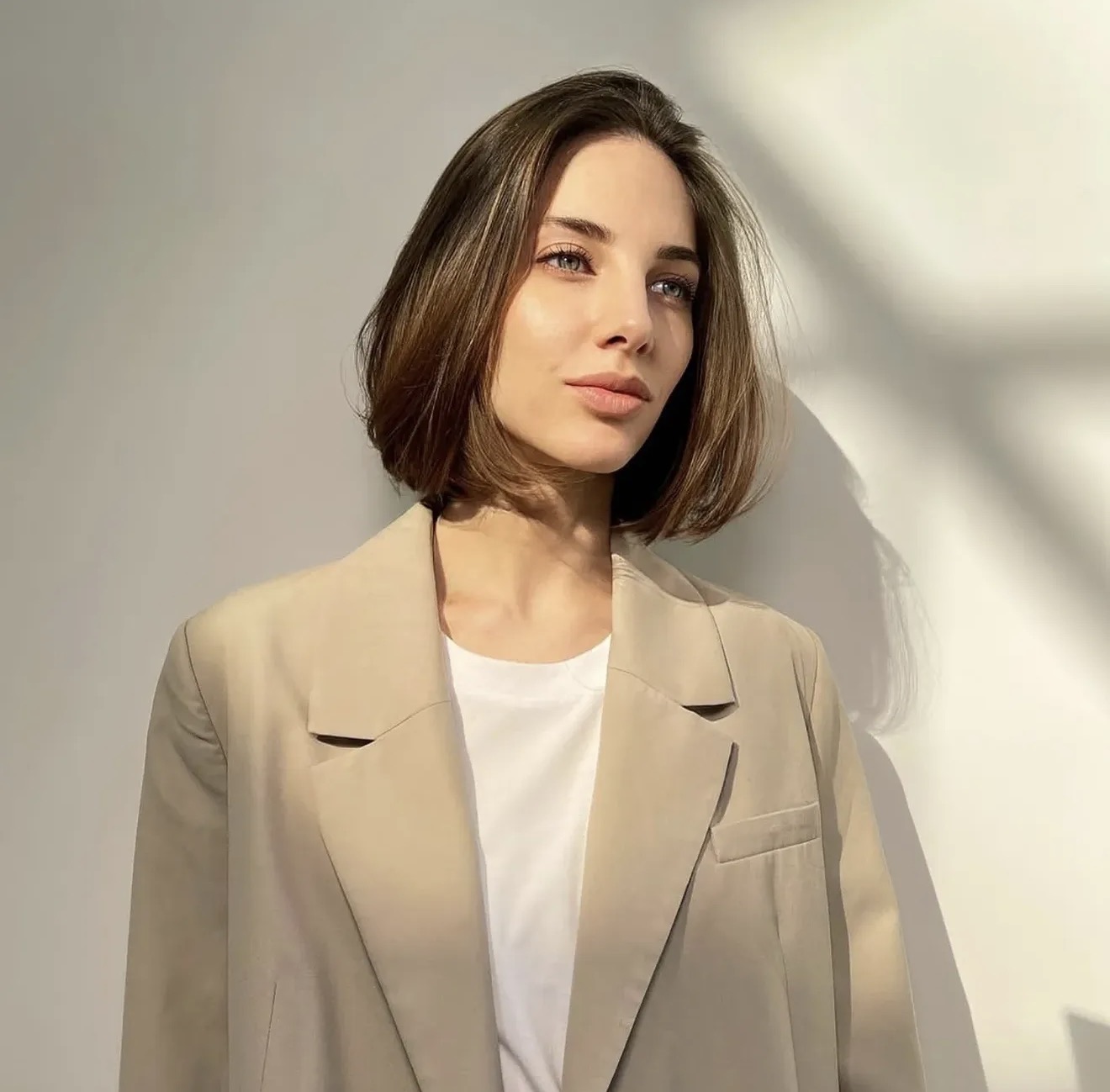 Effortless Chic Blunt Bob with Subtle Highlights