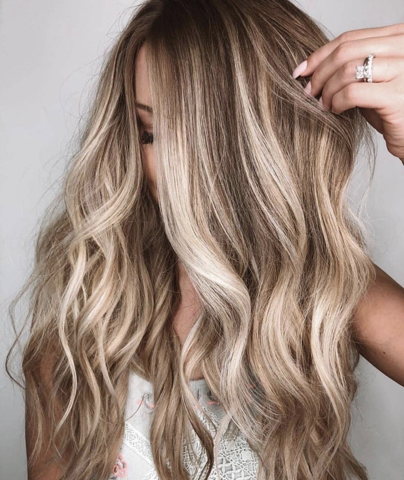 Effortless Dirty Blonde Beach Waves With Subtle Highlights