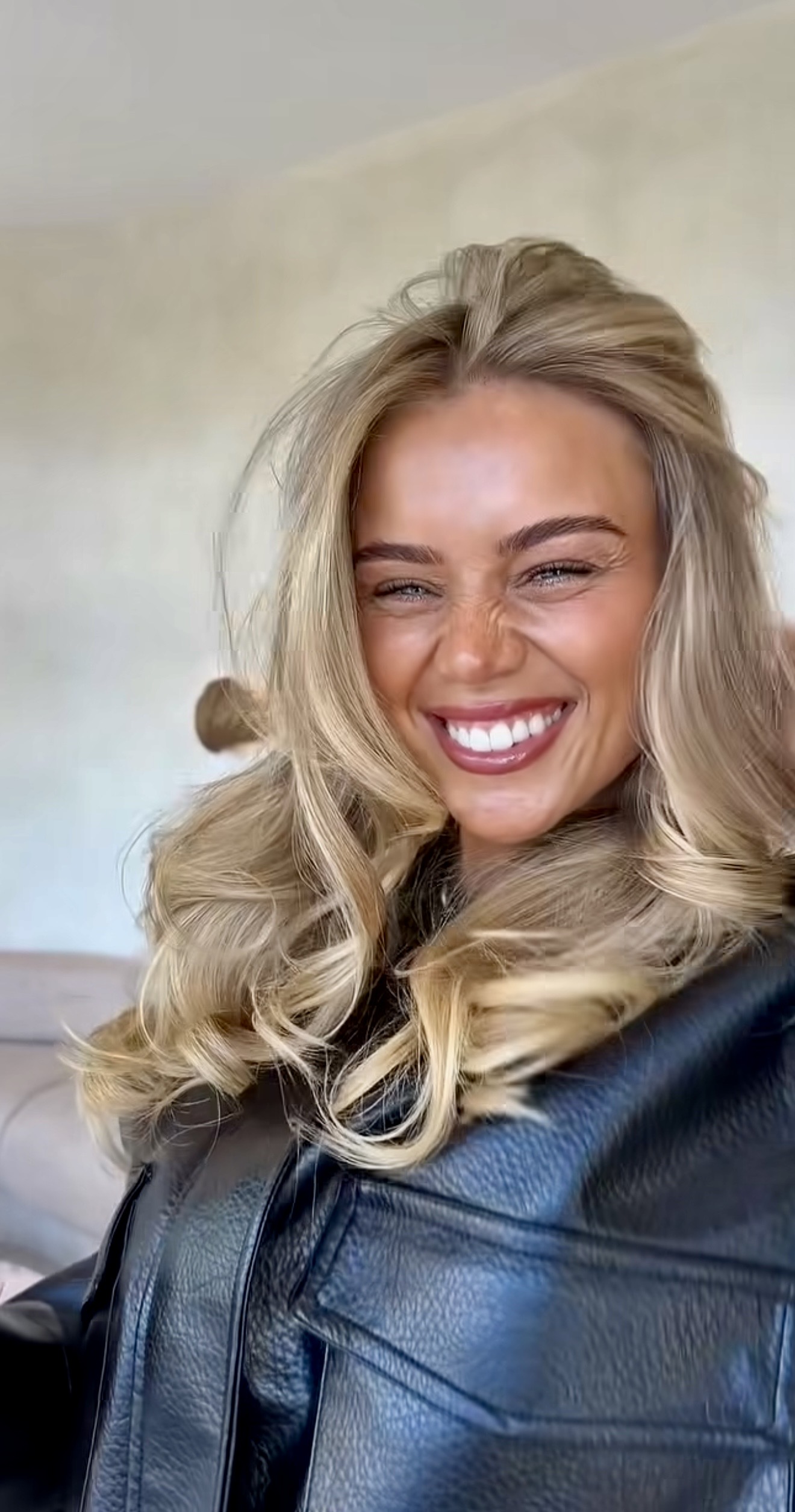 Effortless Dirty Blonde Beach Waves With Volume