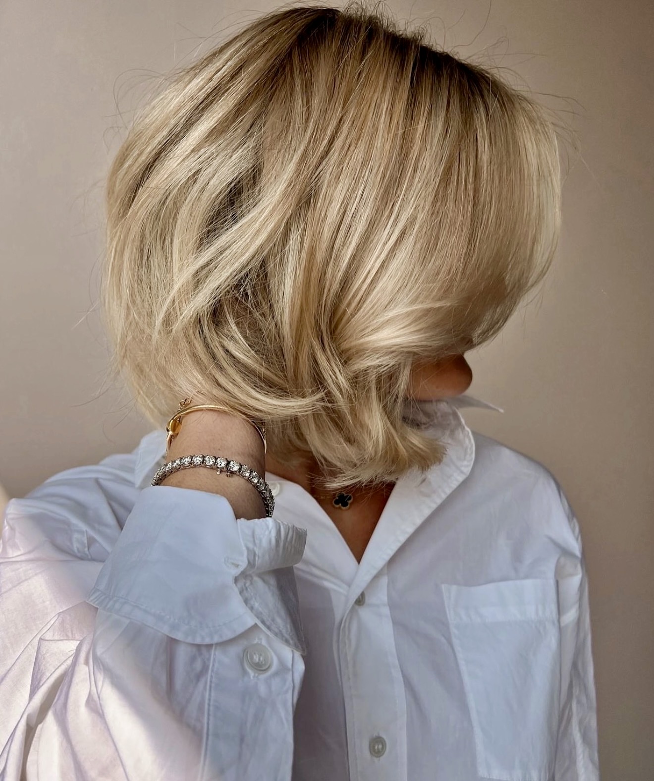 Effortless Honey Blonde Layered Bob With Subtle Waves