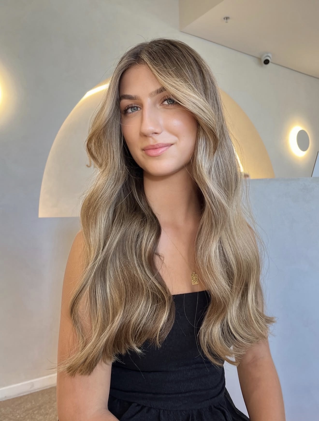 Effortless Honey Blonde Waves With Face Framing