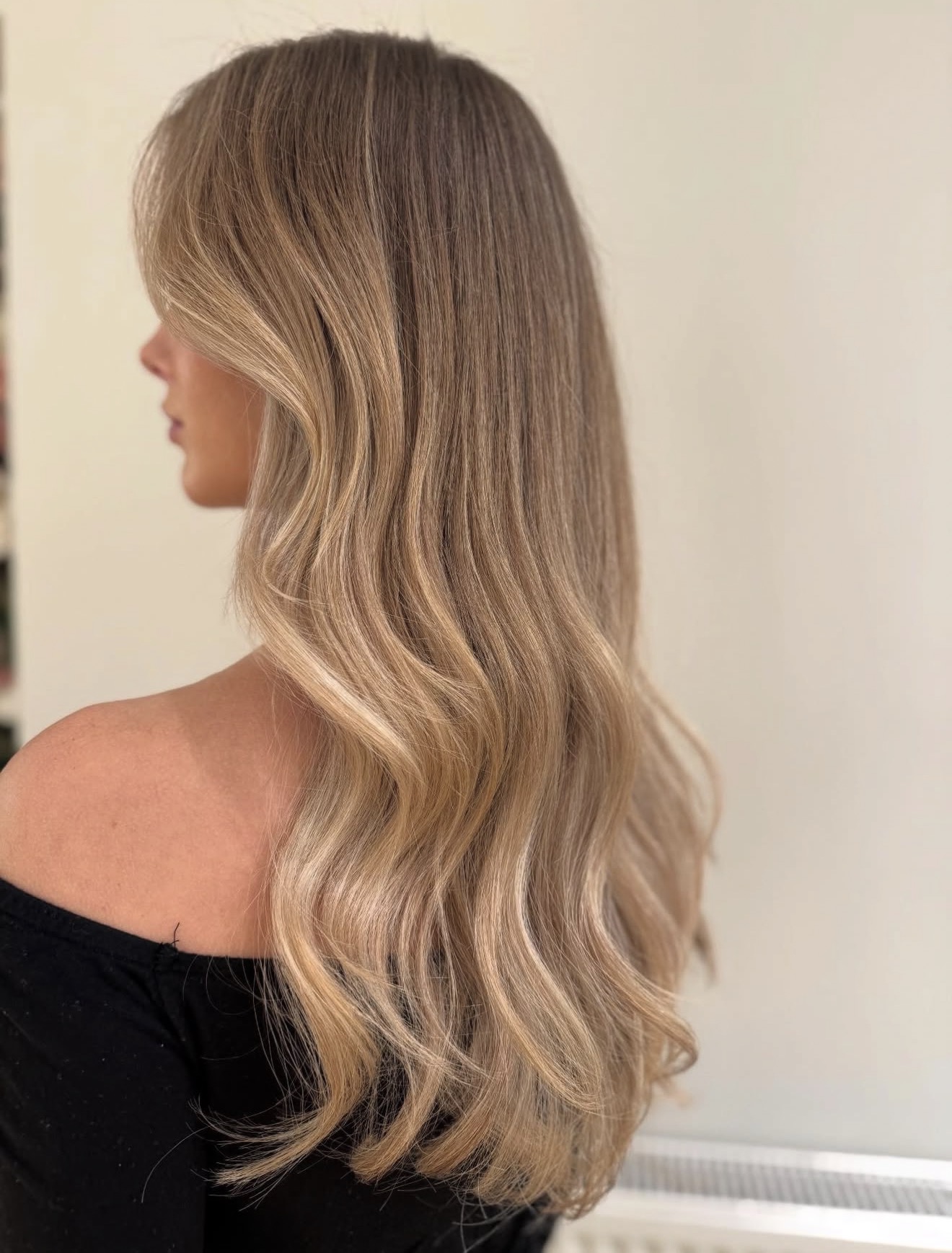 Honey Blonde Waves With Face-Framing Layers For 2026