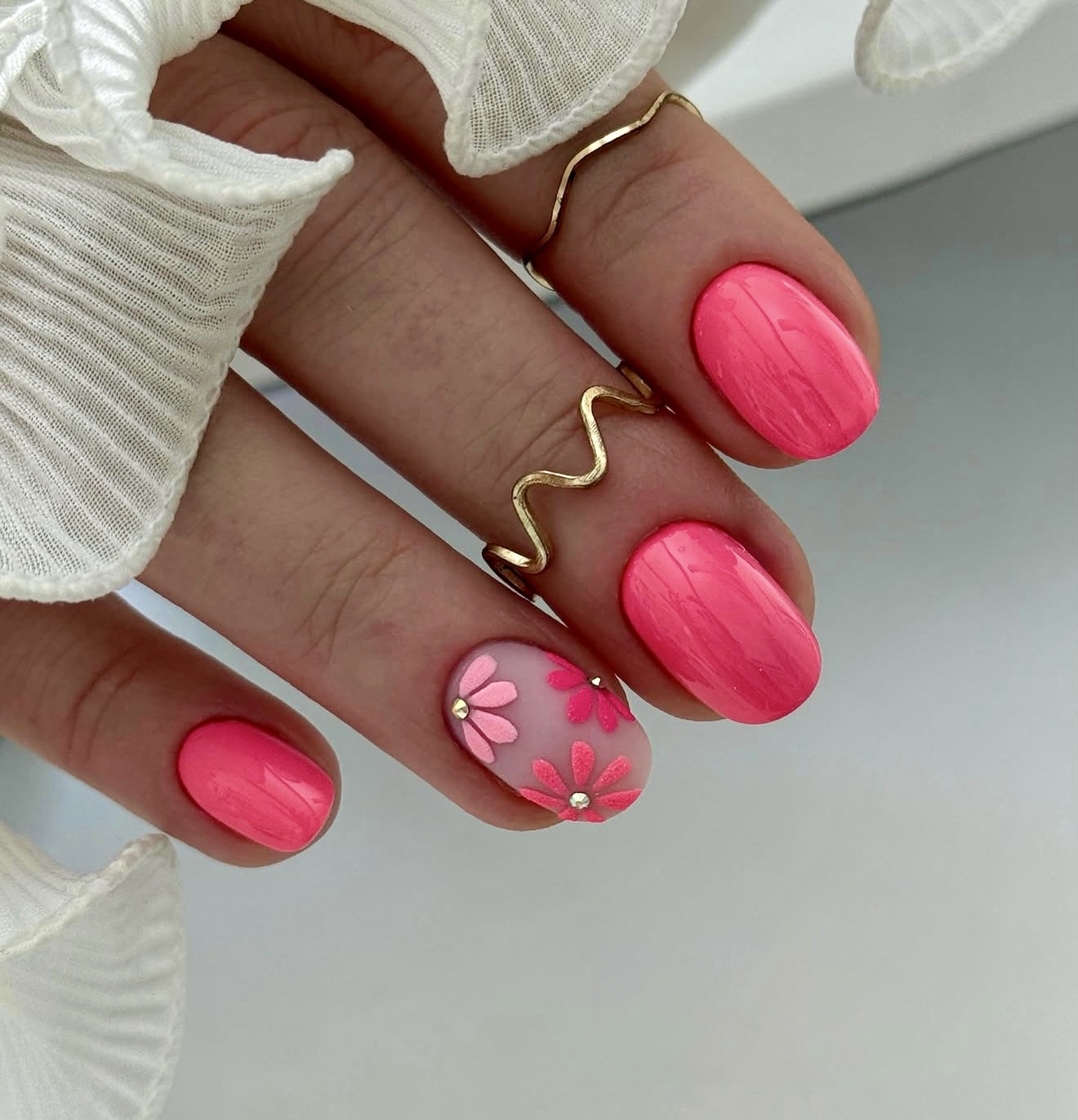 Hot Pink Daisy Accent Oval Nails