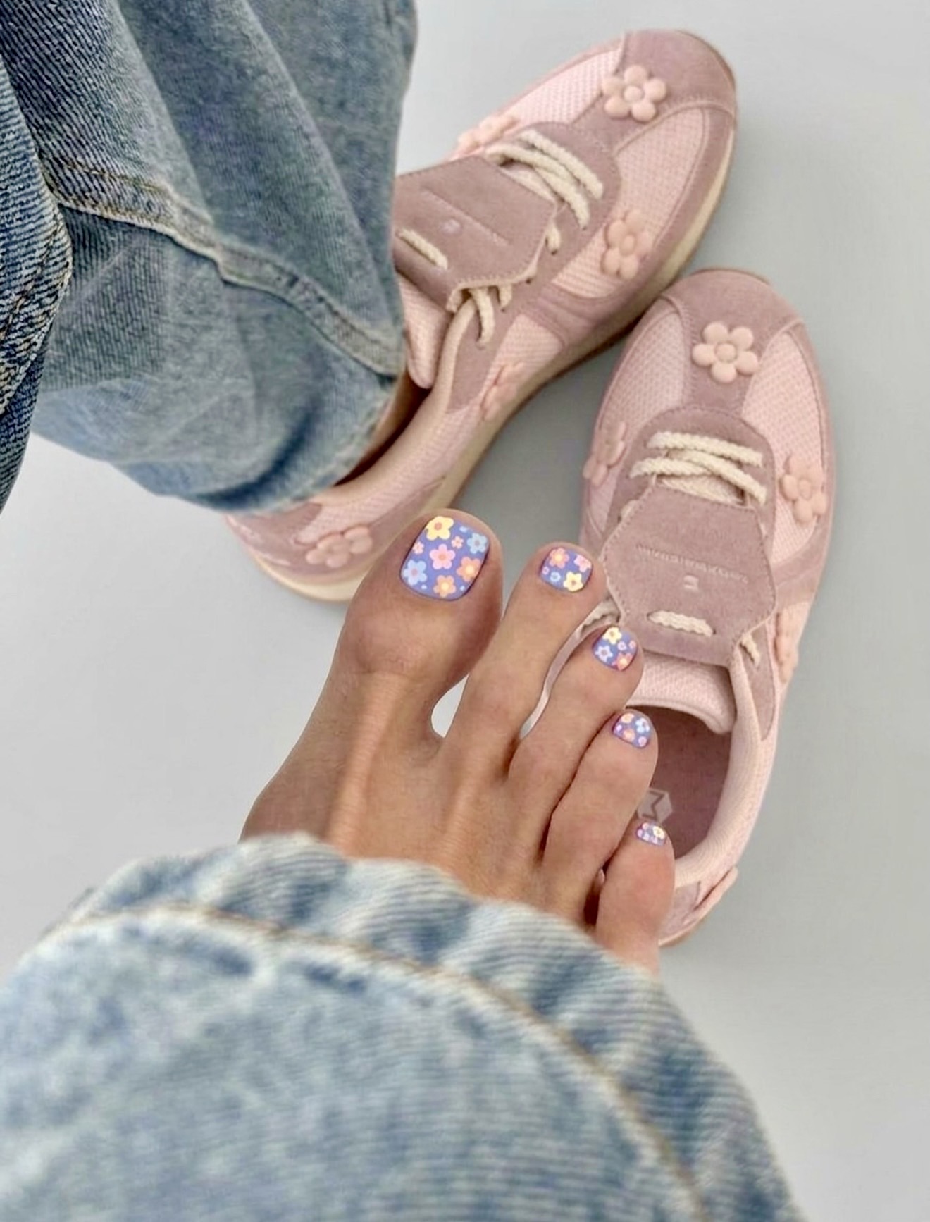 Pastel Floral Daisy Pedicure