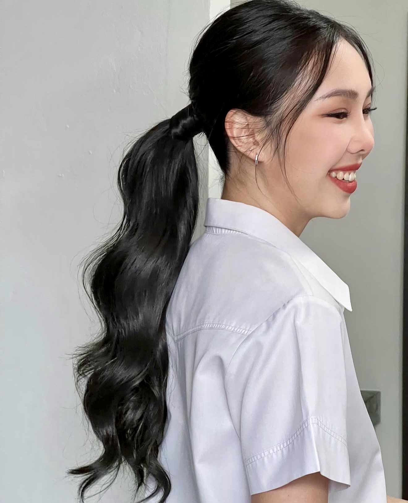 Polished High Ponytail With Loose Barrel Curls