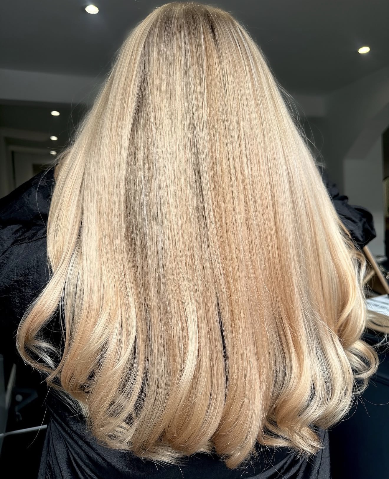 Silky Honey Blonde Waves With Subtle Dimension