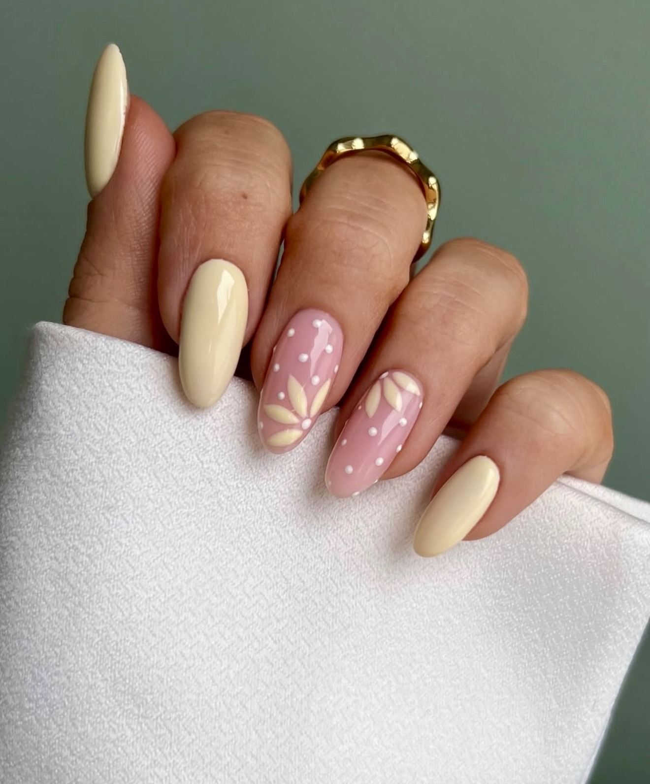 Soft Daisy and Dot Almond Nails