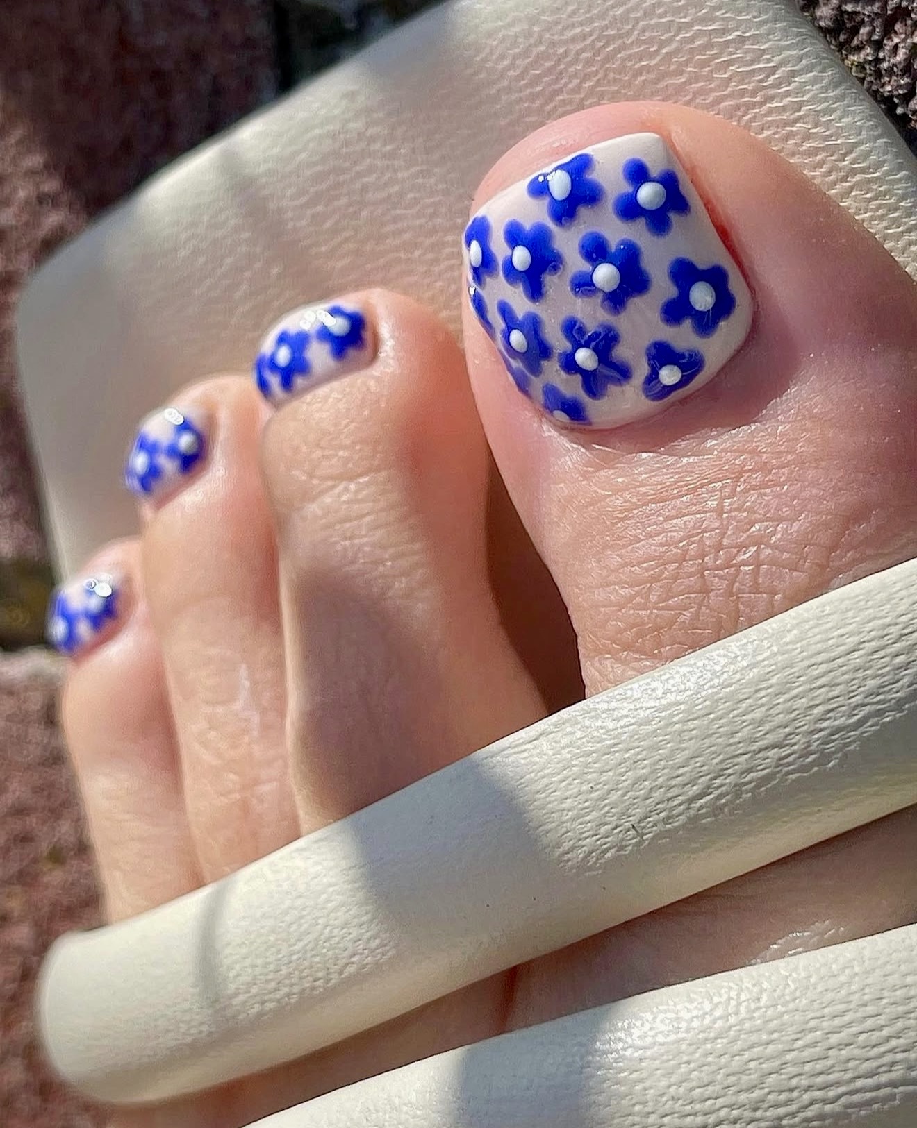 Sweet Blue Daisy Summer Pedicure Design