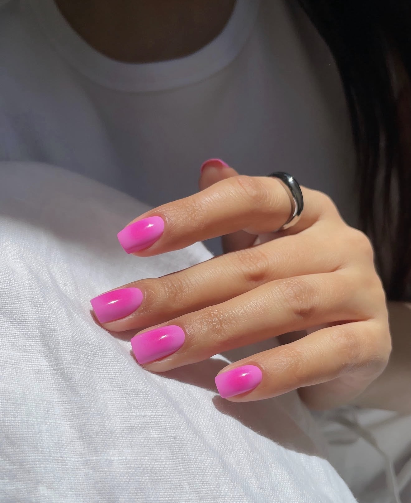 Vibrant Hot Pink to Magenta Aura Gradient