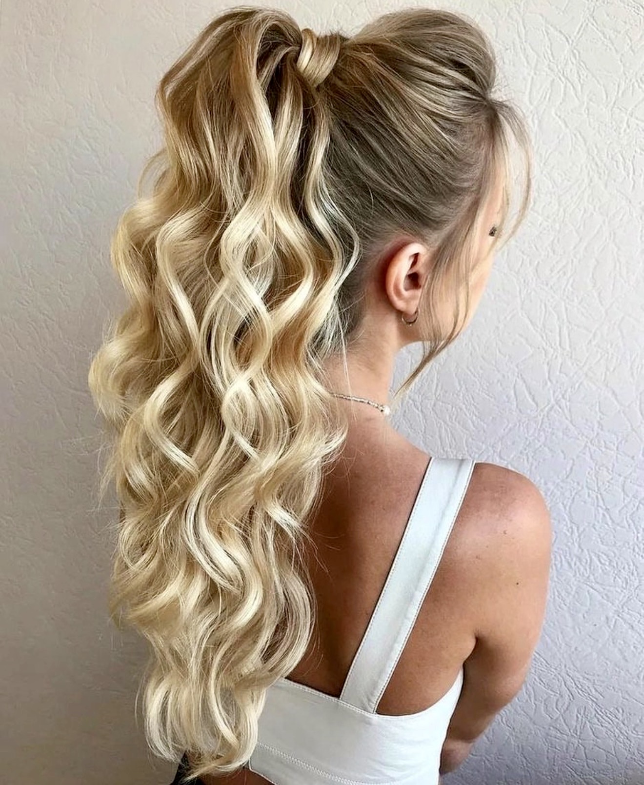 Voluminous High Ponytail With Voluminous Waves