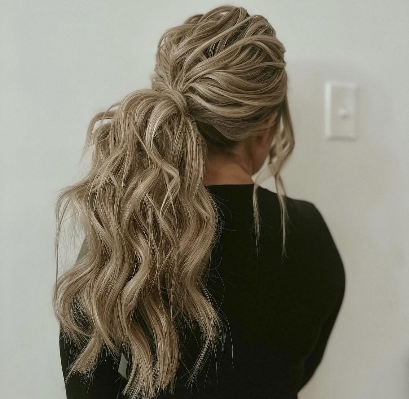 Voluminous Textured Ponytail With Loose Face-Framing Strands