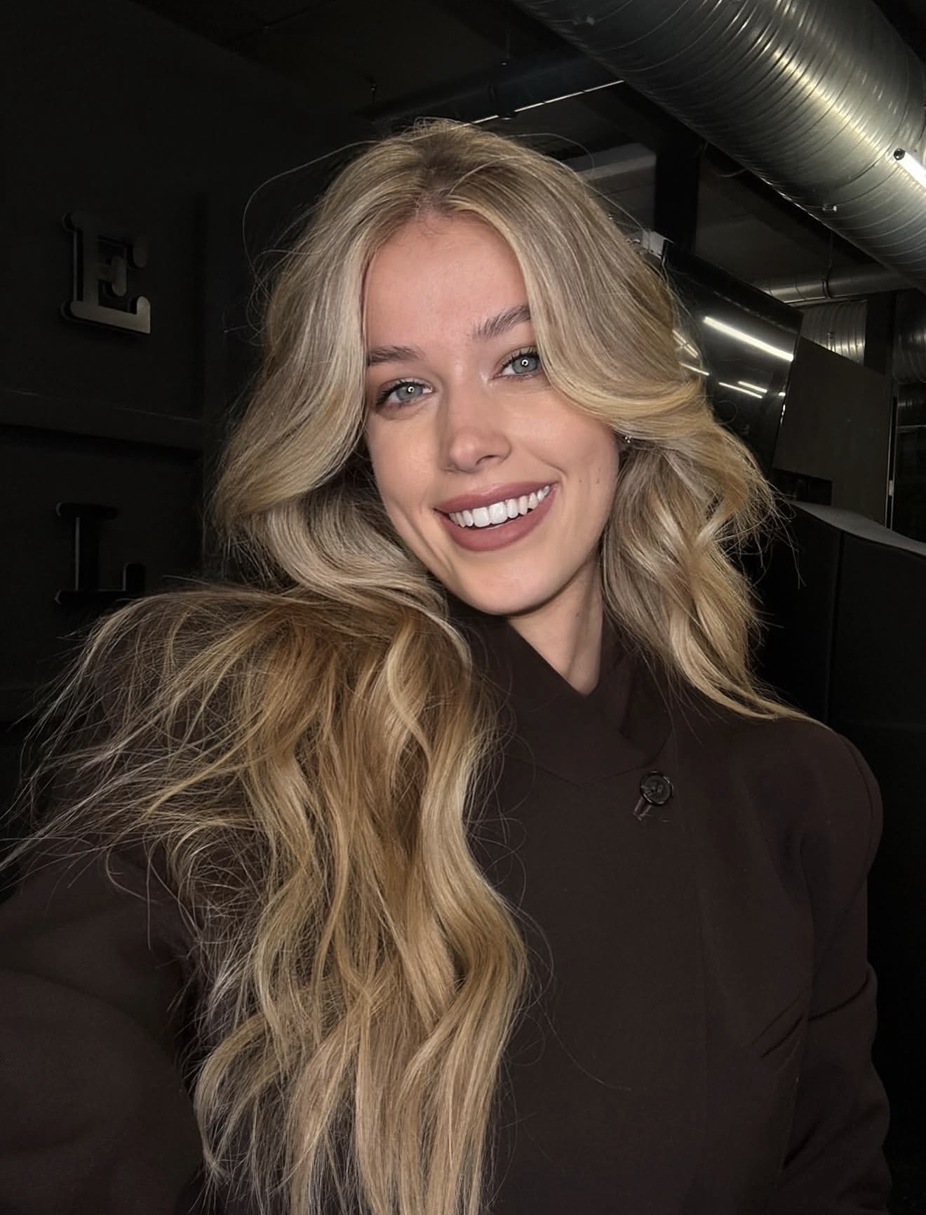 Warm Honey Blonde Waves With Face Framing