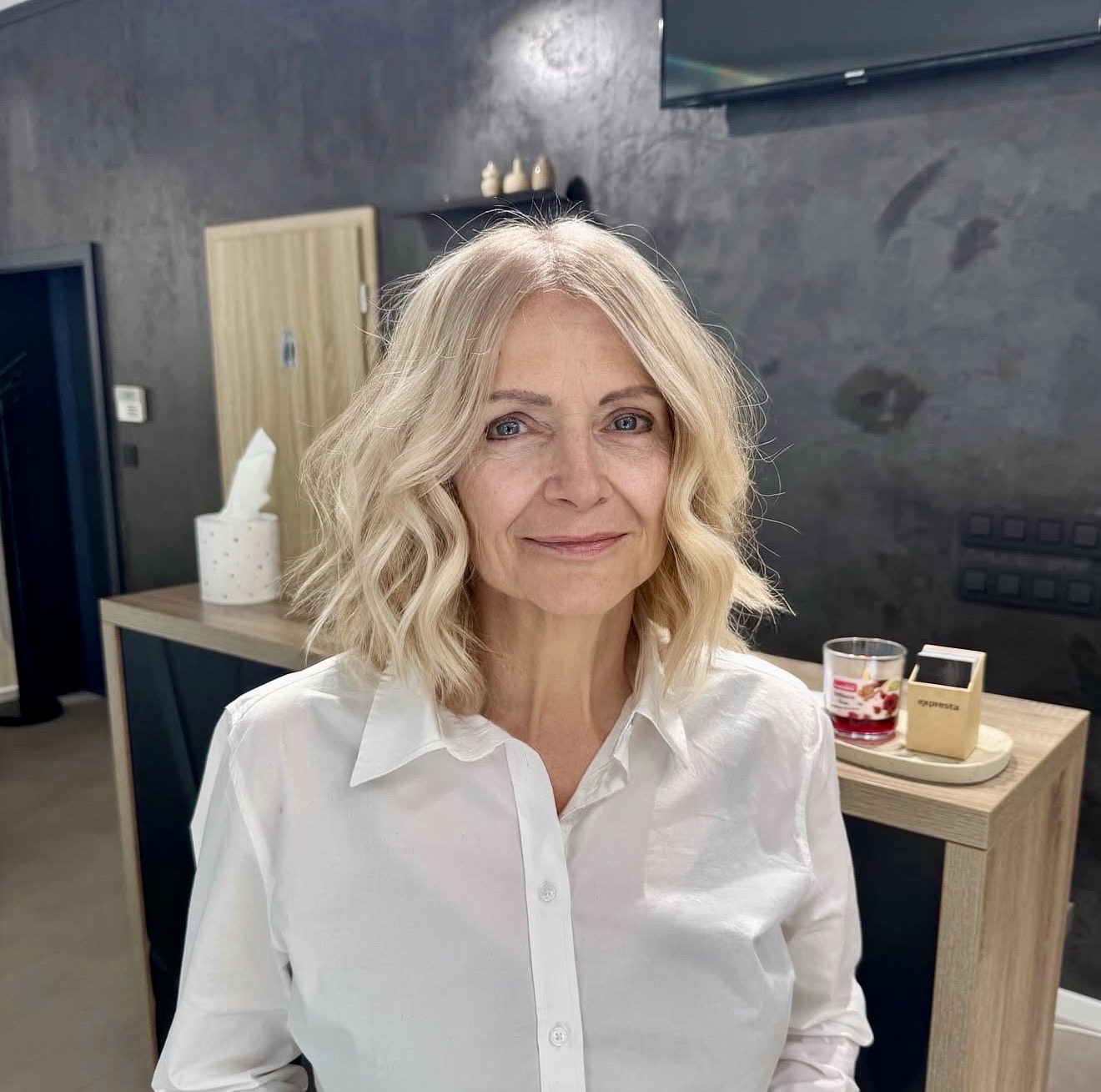Wavy Platinum Blonde Collarbone Cut With Soft Layers